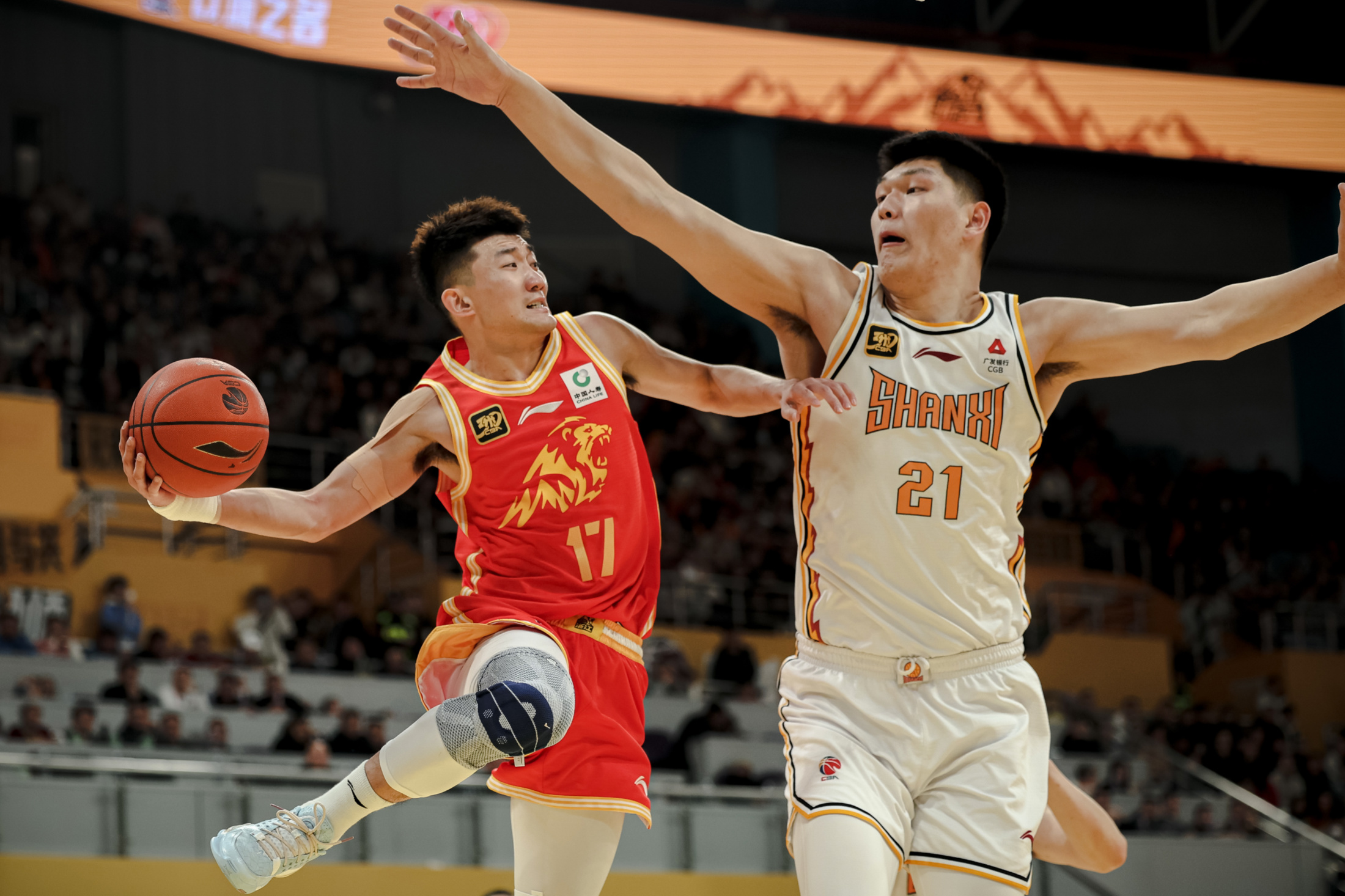 广厦男篮首回合爆冷北京首钢，辛纳砍下2记关键球，全场沸腾(广厦男篮名单)