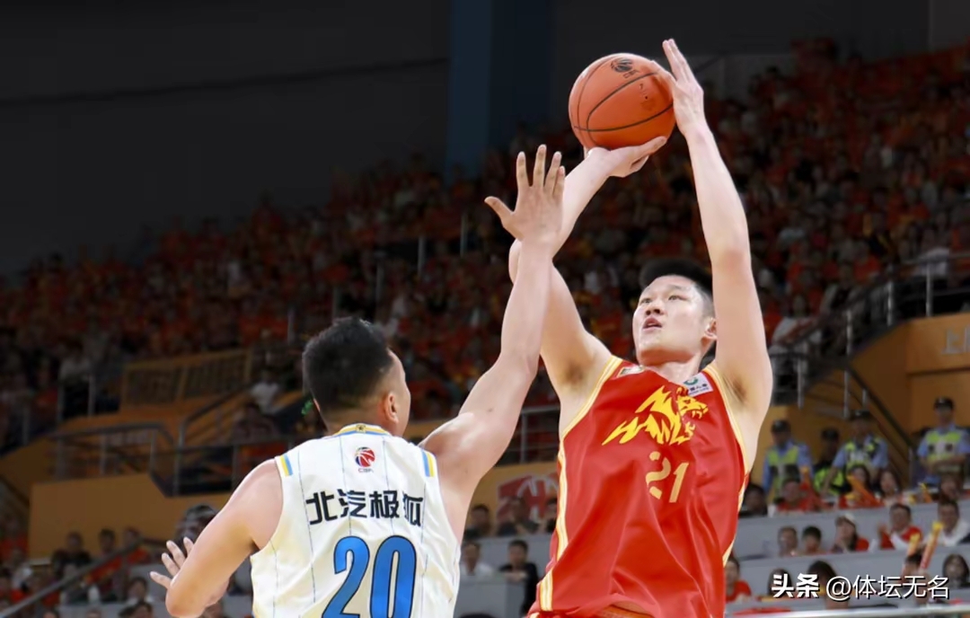 广厦男篮首回合爆冷北京首钢，辛纳砍下2记关键球，全场沸腾(广厦男篮名单)